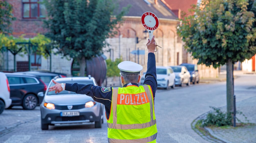 Polizeikontrolle vor der Grundschule in der Freyburger Schützenstraße: eine Aktion am Mittwoch, die vor allem der Prävention dienen sollte.