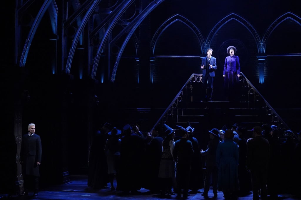 Die Schauspieler Markus Schöttl (hinten, oben links) als Harry Potter, Schauspielerin Jillian Anthony (hinten, oben rechts) als Hermine Granger, und Schauspieler Alen Hodzovic (vorne links) als Draco Malfoy proben eine Szene aus „Harry Potter und das verwunschene Kind“.
