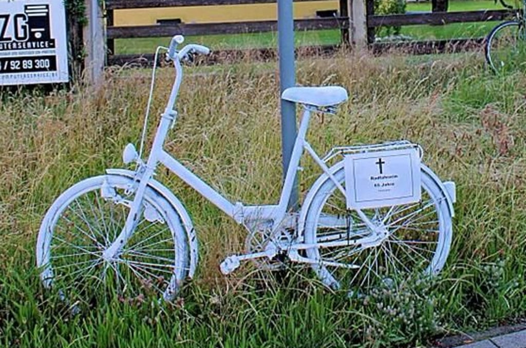 Ein Geisterfahrrad stand zur Erinnerung an einen Unfall auch in Wolfen.