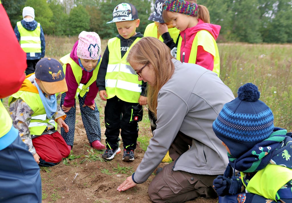 Julia Kamp vom Wolfskompetenzzentrum erklärte den Kindern aus Hohenziatz Spuren des Waldes.