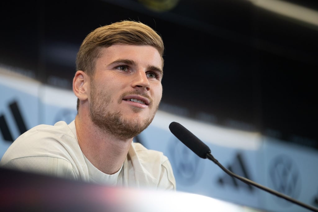 Nationalspieler Timo Werner sitzt während der DFB-Pressekonferenz auf dem Podium.