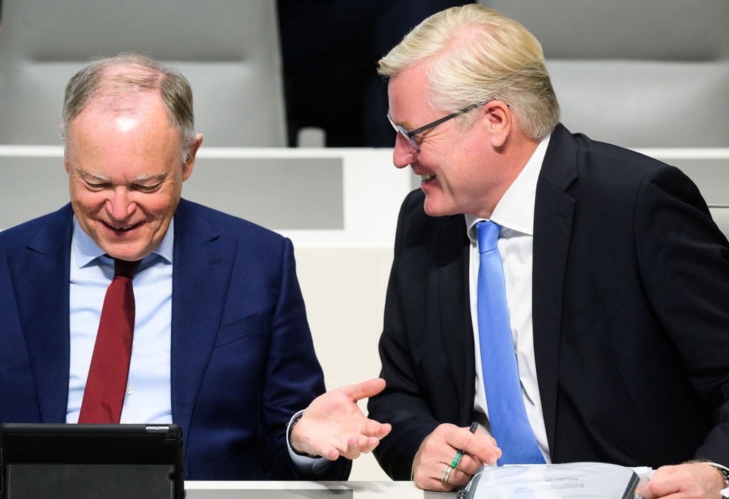 Gute Laune bei SPD und CDU: Niedersachsens Minsterpräsident Stephan Weil freut sich zusammen mit Wirtschaftsminister Bernd Althusmann von der CDU.