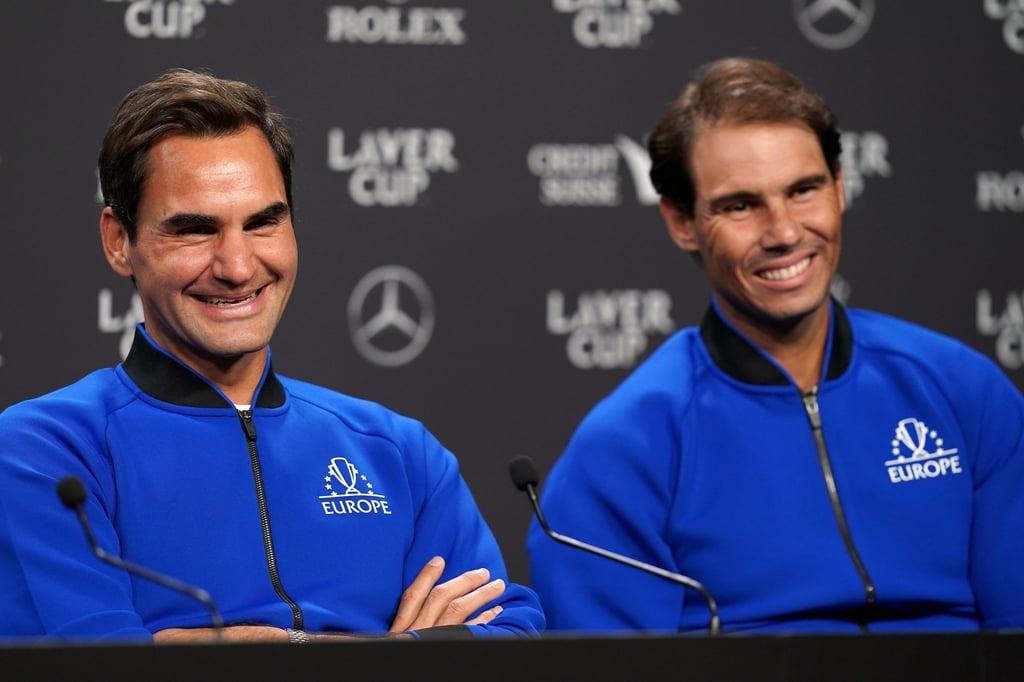 Roger Federer (l) und Rafael Nadal vom Team Europa sitzen bei einer Pressekonferenz vor dem Laver Cup 2022 nebeneinander.