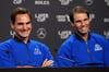 Roger Federer (l) und Rafael Nadal vom Team Europa sitzen bei einer Pressekonferenz vor dem Laver Cup 2022 nebeneinander.