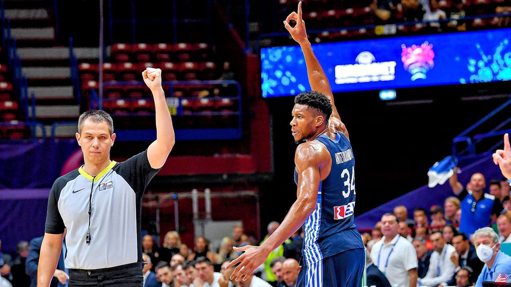 Carsten Straube (l.) pfiff bei der EM zwei Partien mit Griechenland um Superstar Giannis Antetokounmpo