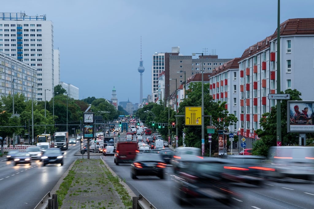 Autos fahren am Morgen auf der Frankfurter Allee in Richtung Innenstadt.