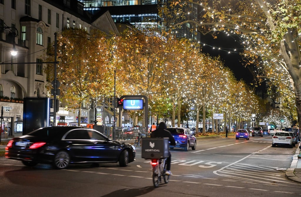 Lichter leuchten in den Bäumen entlang des Kurfürstendamms in Berlin. Wegen der Energiekrise könnte es dort in diesem Jahr weniger funkeln.