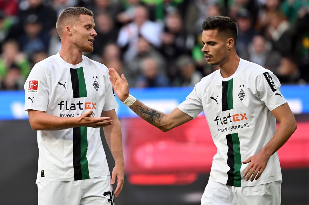 Fühlt sich in Gladbach wohl: Julian Weigl (r).