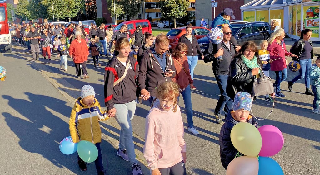 Zum Abschluss des Familientages in der „Villa Teige“ in Jessen gibt es einen Umzug durch das Neubauviertel.
