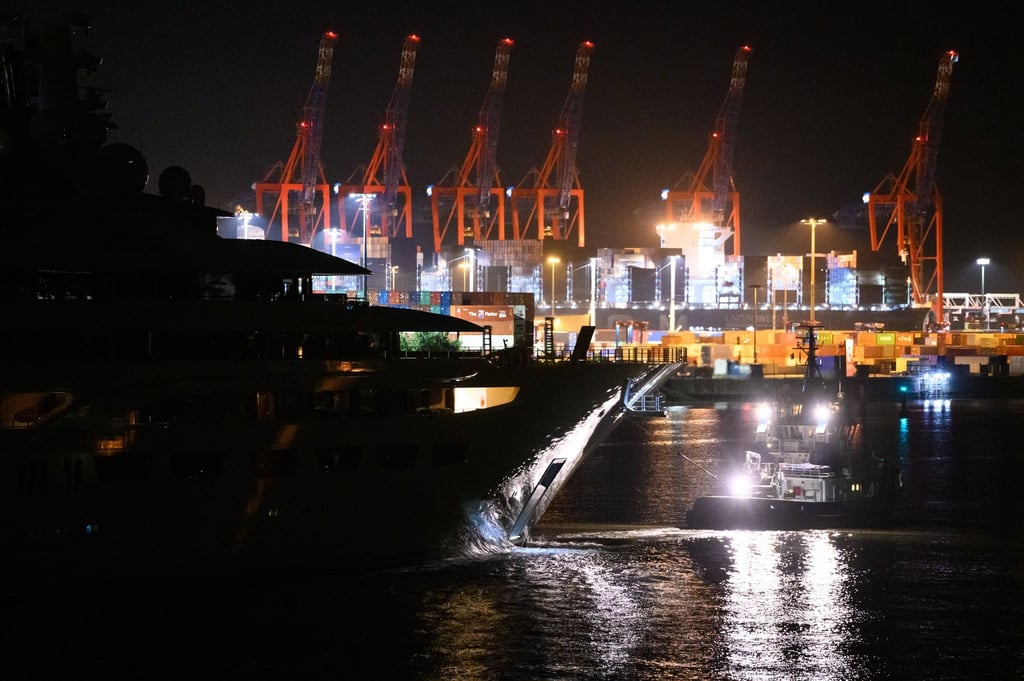 Die Luxusjacht „Dilbar“ wird vor den Landungsbrücken am Containerterminal Burchardkai vorbei gezogen.