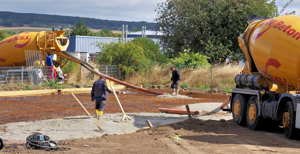 Im Gewerbegebiet Lüttgenröder Straße siedelt sich ein neuer Betrieb an. Vorige Woche ist die Bodenplatte gegossen worden. Wenn diese ausgehärtet ist, soll darauf eine Halle errichtet werden.