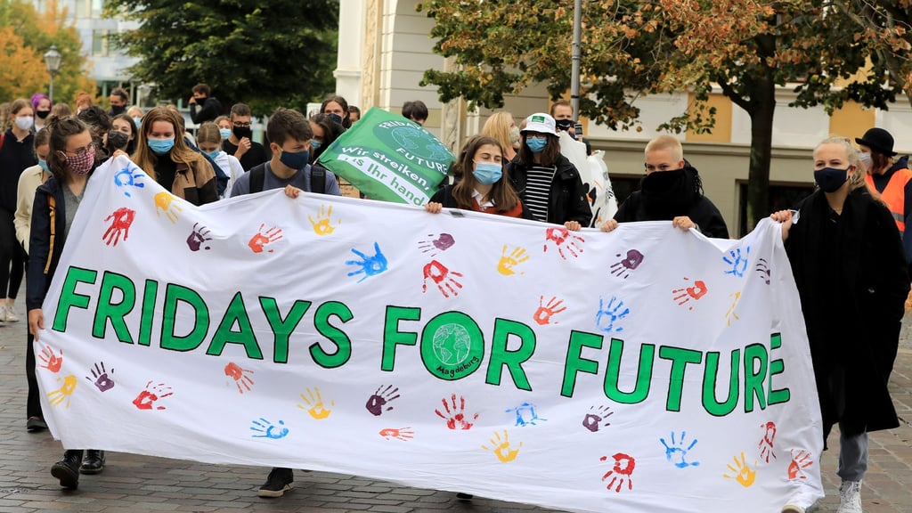 Die Klimaaktivisten von „Fridays for Future“ rufen für heute wieder zum globalen Klimastreik auf. Auch in Magdeburg sind Protestaktionen geplant, mit denen ein Umdenken in Mobilitäts- und Energiefragen gefordert wird.