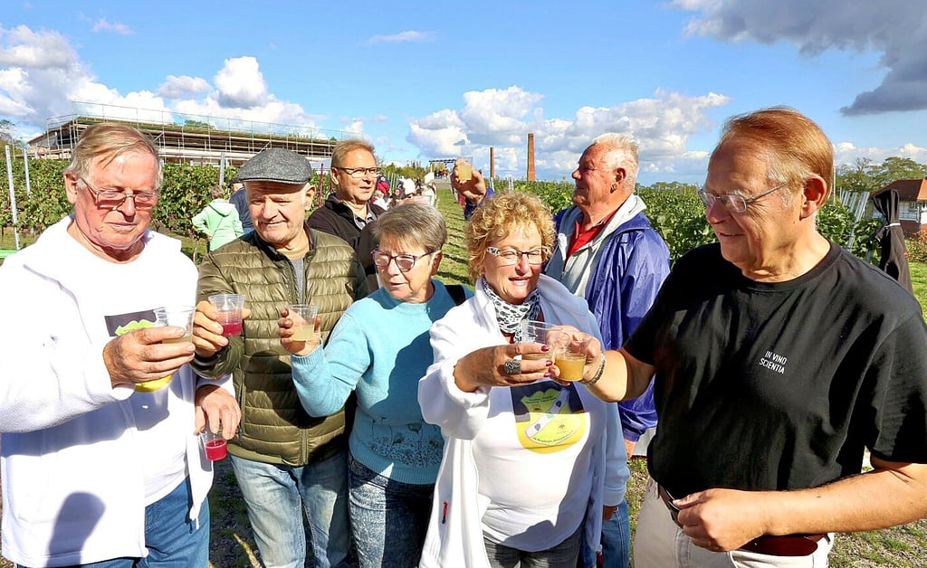 Dieter Orzessek (rechts) begrüßte am Weinberg in Waldau die zahlreichen Gäste und informierte zum Weinbau.