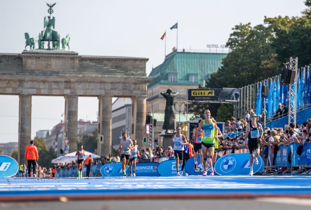 Teilnehmer laufen auf dem letzten Streckenabschnitt am Brandenburger Tor entlang.