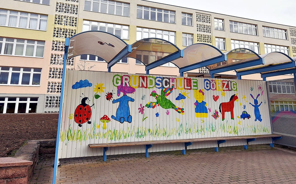 68 Schüler besuchen die Grundschule, das Gebäude wird auch als Mehrgenerationenhaus, Bibliothek, von Vereinen und Musikschülern genutzt.