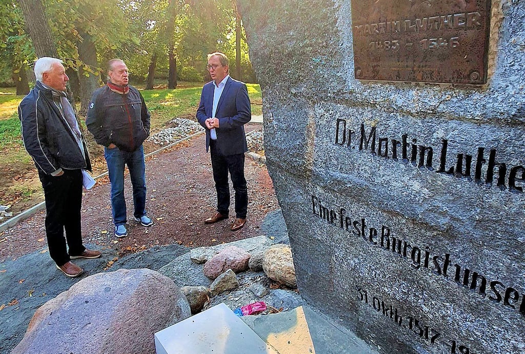 Markus Bauer (r.) traf sich in dieser Woche mit Dieter Tischmeyer und Klaus Weila (M.) auf der Baustelle am Lutherstein .