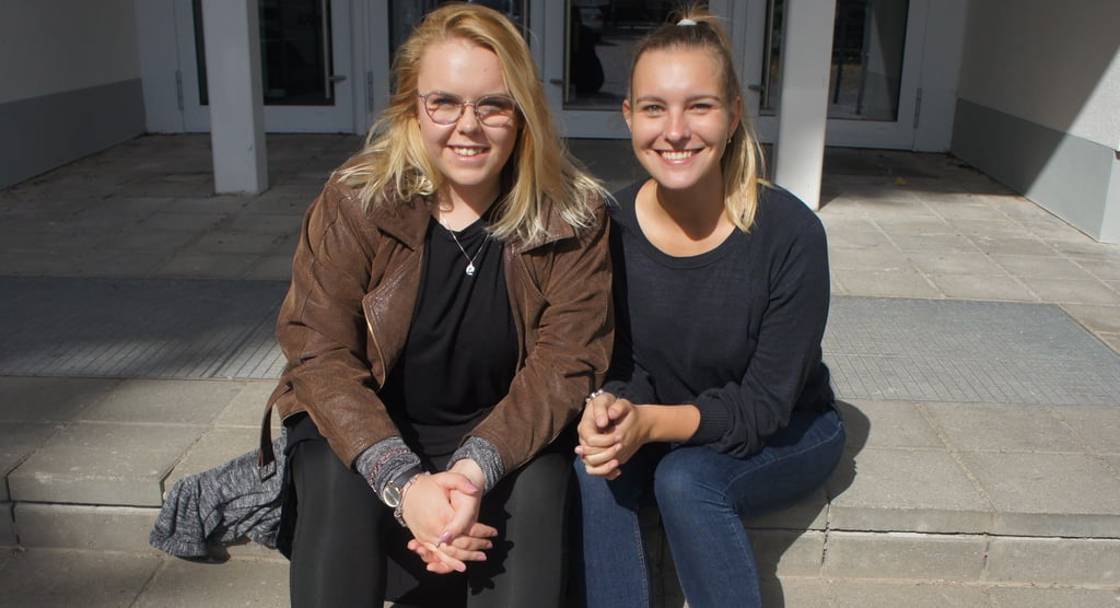 Josephine Lehmann (links) und Lea Charlott Hoffmann spielen im Musical „Mayday oder Das eine Leben“ des Theaters der Altmark in Stendal Hauptrollen. Beide studieren Schauspiel.