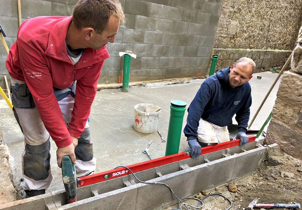 Torsten Maaß (l.) und Tobias Damm, Mitarbeiter der Firma Immobilienservice Wiedenbein GmbH aus Warnstedt, haben mit den Maurerarbeiten für den Neubau begonnen.