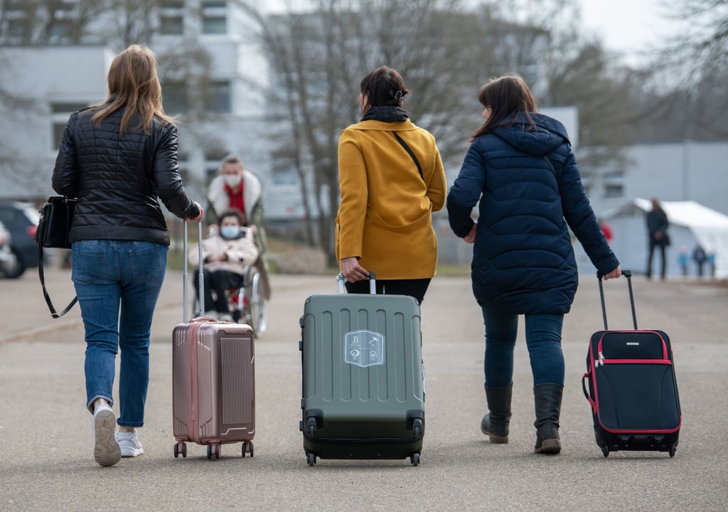 Drei aus der Ukraine stammende Frauen gehen in der Landeserstaufnahmestelle in Ellwangen zu ihrem Quartier.