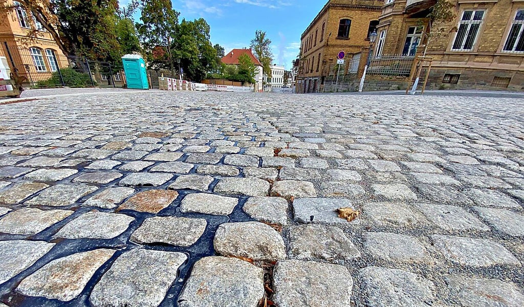 Noch sind nicht alle Fugen mit Teer vergossen. Krankheitsbedingt ruhen derzeit erneut die Arbeiten auf der Schloßgartenstraße.