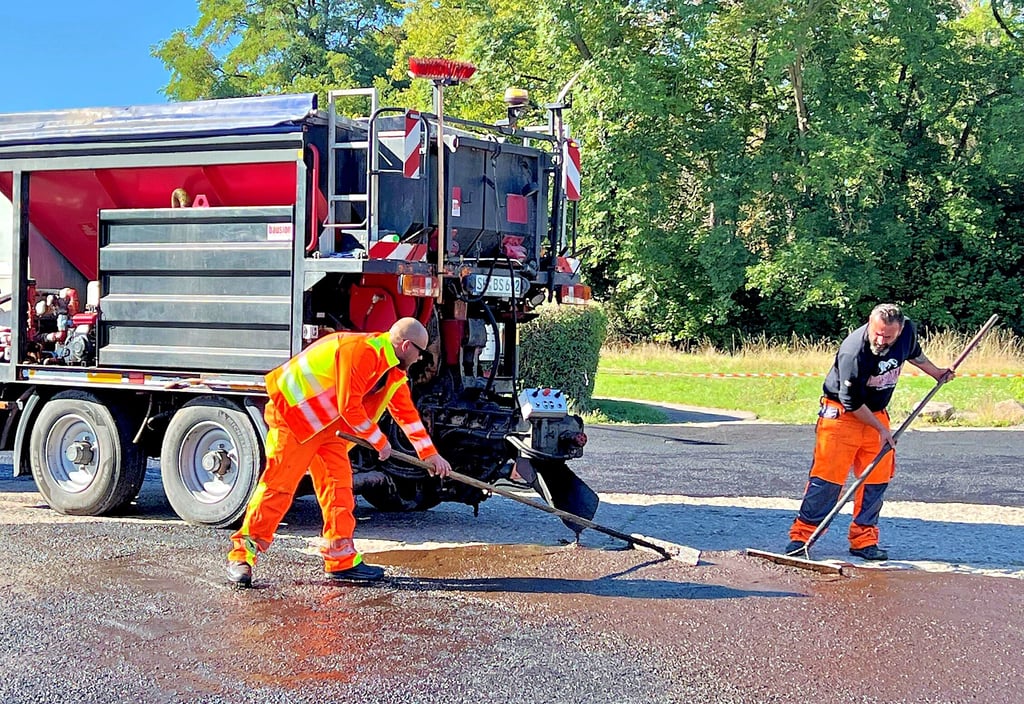 Mitarbeiter der Firma Bausion aus Landsberg haben am Busbahnhof in Egeln die Fahrstreifen mit einer Oberflächensanierung wieder auf Vordermann gebracht.
