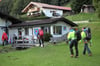 Rettungskräfte kommen nach einer weiteren Suchaktion am Hochkalter zurück nach Ramsau bei Berchtesgaden.