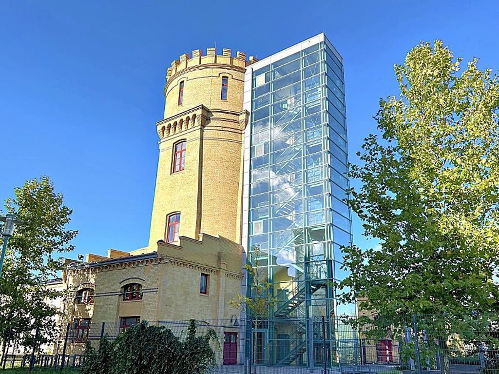 Für den Wasserturm im Areal B des Chemieparks steht zum Verkauf.