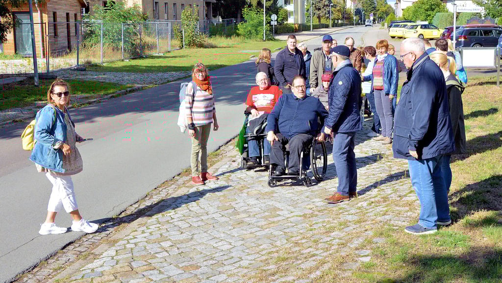 Der Stammtisch „Seehausen barrierefrei“ holte Dienstagnachmittag seinen wegen der Corona-Pandemie schon zweimal verschobenen Stadtrundgang nach, um neue Hindernisse in der Hansestadt zu suchen und auf bekannte Gefahrenquellen für Menschen mit Handicap aufmerksam zu machen.