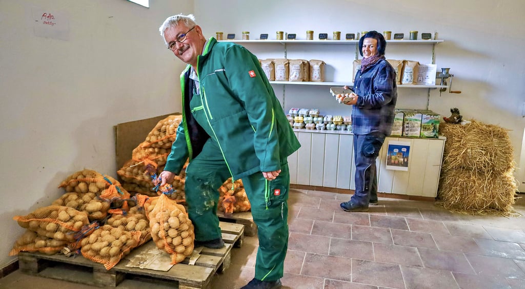 Landwirt Udo Huth aus Dabrun betreibt auf seinem Betriebsgelände einen Hofladen. Dort gibt es viele Produkte frisch vom Feld oder aus dem Garten.
