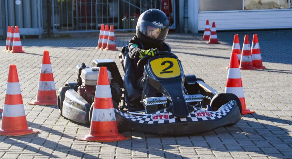 Zwischen den Pylonen, die verschiedene Fahrelemente bilden, ist nur wenig Platz zum Durchfahren.