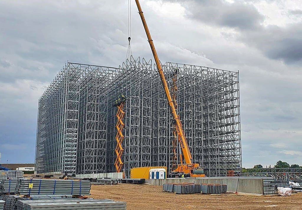Imposant ragt die Baustelle für den Erweiterungsbau der Firma Offergeld in die Landschaft.