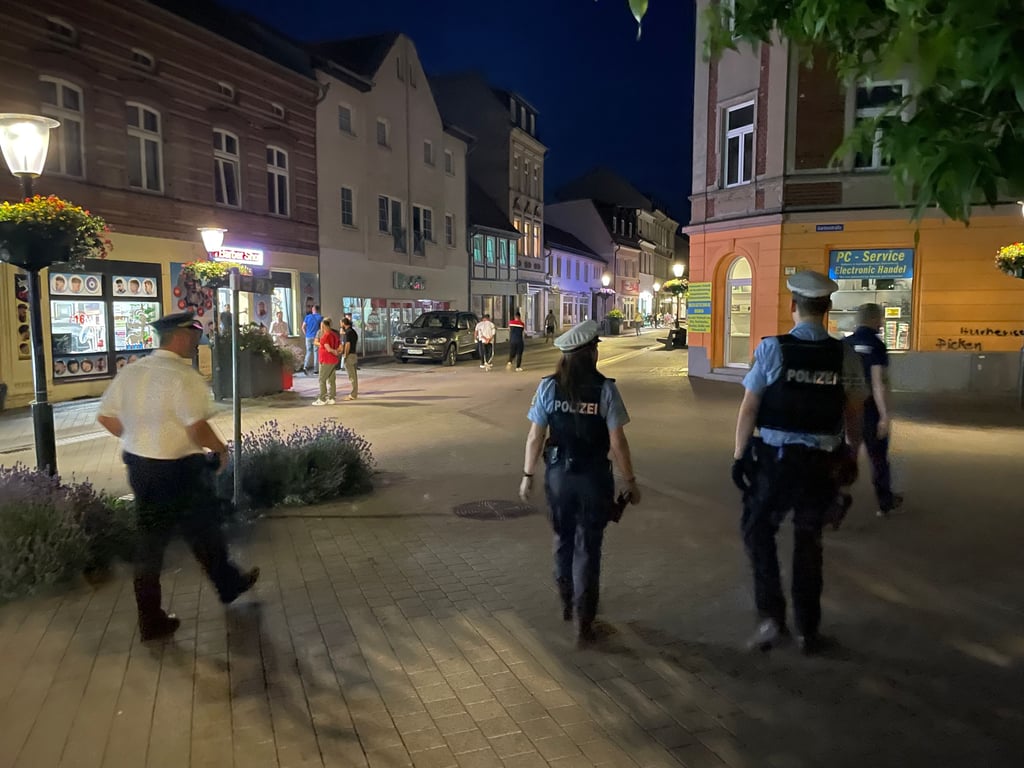 Polizei und Ordnungsamt kontrollieren bei gemeinsamen Rundgängen den Gummersbacher Platz - hier in Richtung Schartauer Straße.