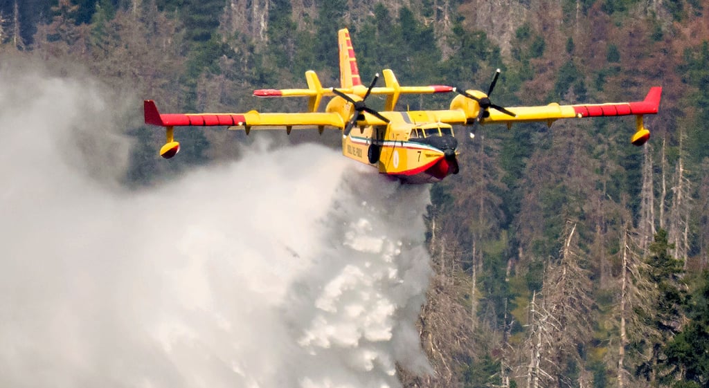 Den Waldbrand am Brocken bekämpfte unter anderem dieses italienische Löschflugzeug.