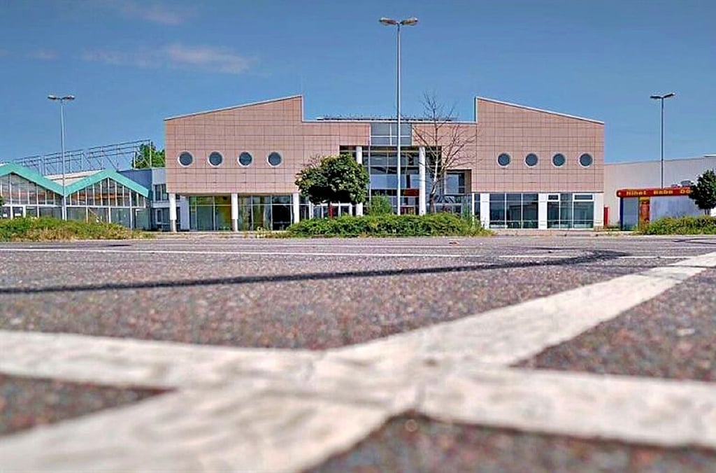 Noch ist das einstige Einkaufszentrum in der Bitterfelder Anhaltstraße verwaist. In den kommenden Tagen sollen hier Fakten geschaffen werden.