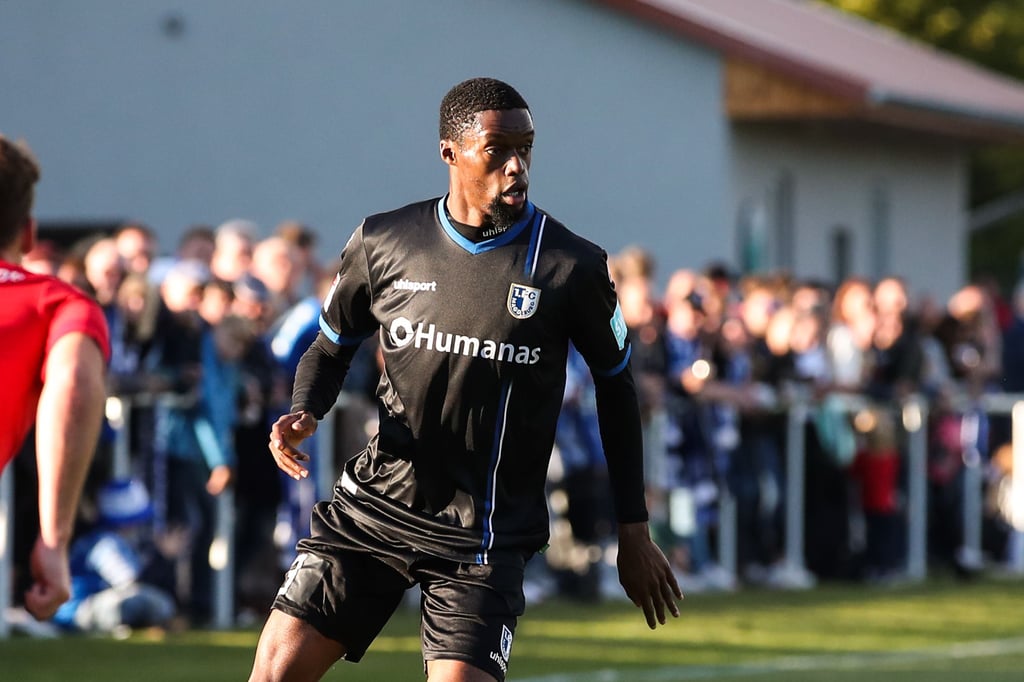 Probespieler beim FCM: Adama Diakhaby (r.), der im Benefizspiel gegen den FSV Schöningen zum 1:0 traf.