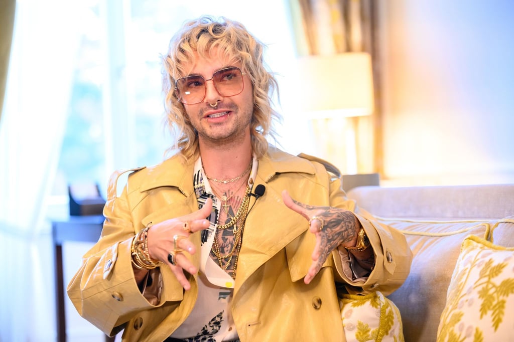 Sänger Bill Kaulitz während eines dpa-Interviews in einer Suite des Hotel Vier Jahreszeiten.