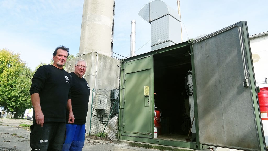 Dirk Raschke (links) und Rüdiger Peter vorm Blockheizkraftwerk Iden, das adäquat zur Biogasanlage seit Januar still steht.