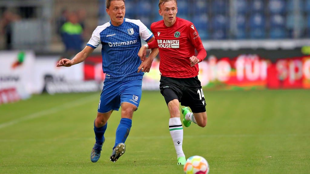 Kennt die Situation im Abstiegskampf bestens aus seiner Zeit beim FC Energie Cottbus: Magdeburgs Abwehrspieler Alexander Bittroff (l.), hier gegen Hannovers Maximilian Beier. Mit dem FCM steht der 34-Jährige derzeit auf dem letzten Platz der 2. Bundesliga. 