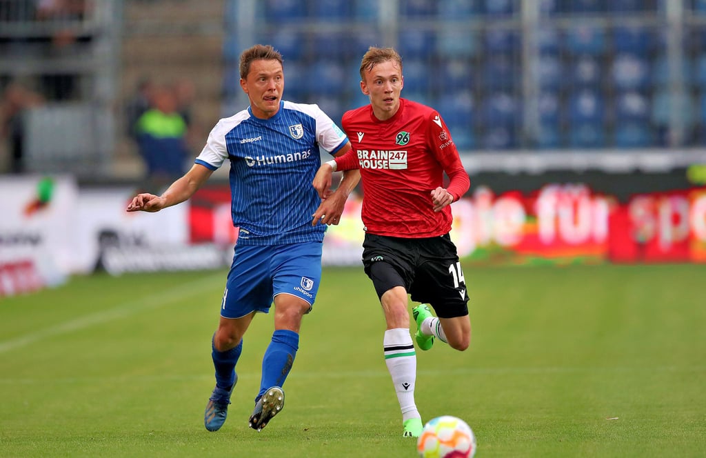Kennt die Situation im Abstiegskampf bestens aus seiner Zeit beim FC Energie Cottbus: Magdeburgs Abwehrspieler Alexander Bittroff (l.), hier gegen Hannovers Maximilian Beier. Mit dem FCM steht der 34-Jährige derzeit auf dem letzten Platz der 2. Bundesliga.