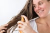 Sogenannte Leave-in-Conditioner werden zwar wie gewohnt nach dem Waschen ins Haar gegeben, bleiben aber ohne Ausspülen drin.