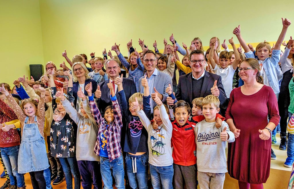 Freuen sich über ein schickes neues Schulhaus: Pratauer Kinder mit Ministerpräsident, Oberbürgermeister, Architekt, Schulleiterin und Lehrern.