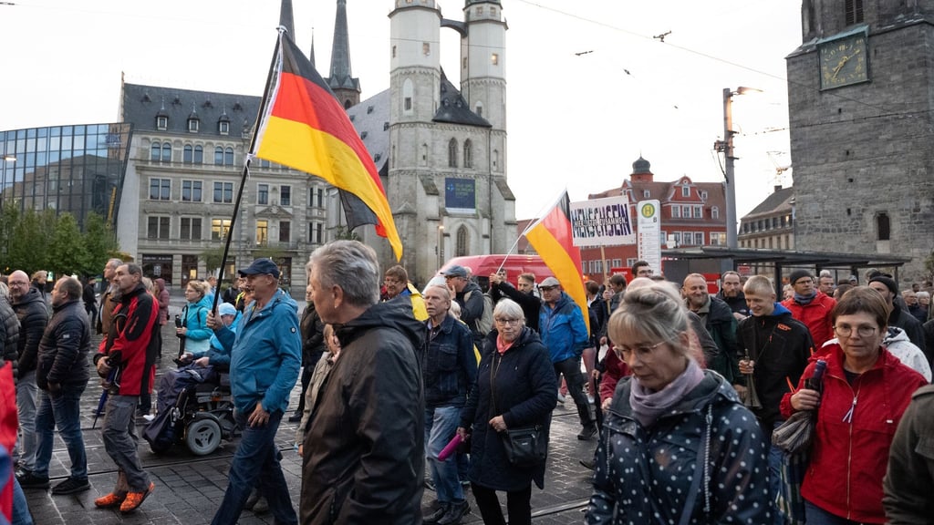 Teilnehmer einer Demonstration des Bündnisses „Bewegung Halle“ ziehen durch Halle/Saale. Foto: