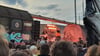 Kraftklub live in Halle: Die Bühne war am Güterbahnhof Halle in einem Eisenbahnwaggon aufgebaut.&nbsp;