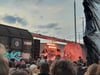 Kraftklub live in Halle: Die Bühne war am Güterbahnhof Halle in einem Eisenbahnwaggon aufgebaut. 
