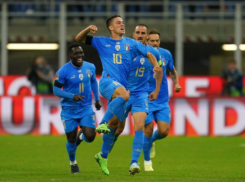 Italiens Giacomo Raspadori (M) jubelt nach seinem Treffer zum 1:0 gegen England.