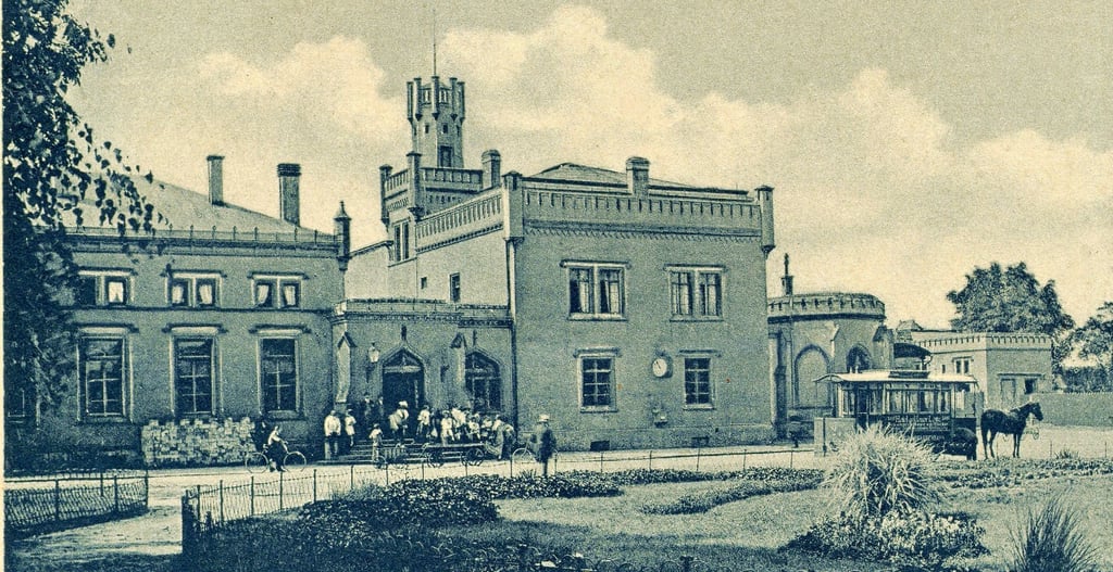 Das historische Zerbster Bahnhofsgebäude um 1930. Längst ist der Prachtbau nur noch ein Schatten seiner selbst. Das soll sich nun schon bald ändern.
