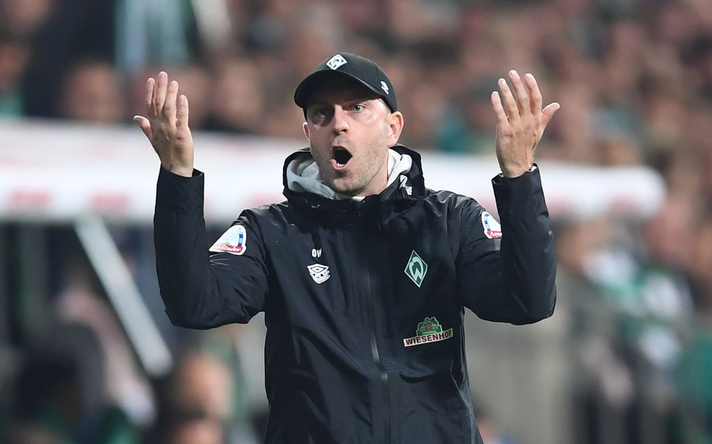 Werder Trainer Ole Werner gestikuliert an der Seitenlinie.