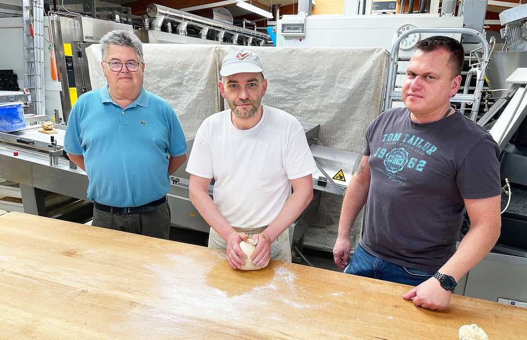 Die Traditionsbäckerei Schwarz aus Biere unterhält 14 Filialen mit 80 Mitarbeiter. Geschäftsführer Michael Schwarz (rechts) hat die Leitung von seinem Vater Bernd Schwarz (links) übernommen.
