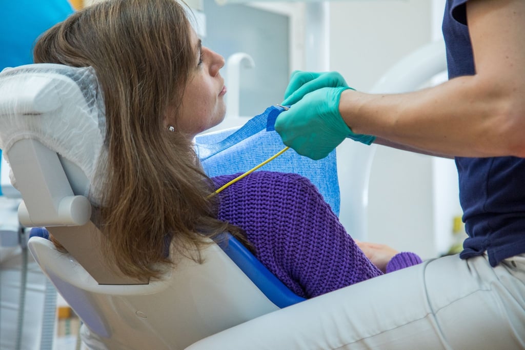 Patientinnen und Patienten können dazu beitragen, dass der Heilungsprozess nach der Weisheitszahn-OP möglichst gut verläuft.