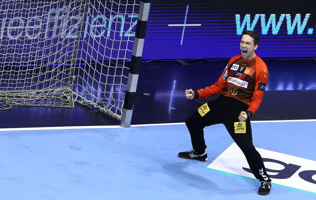 Der Magdeburger Torwart Nikola Portner jubelt nach einer Parade.